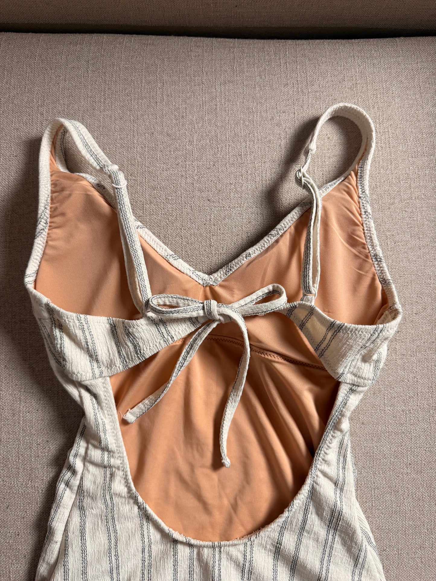 Oysho one-piece swimsuit size S, pretty back style